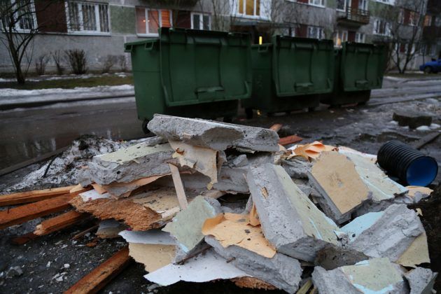 За выброс крупногабаритного мусора возле контейнера, влечет за собой правонарушение, которое карается штрафом